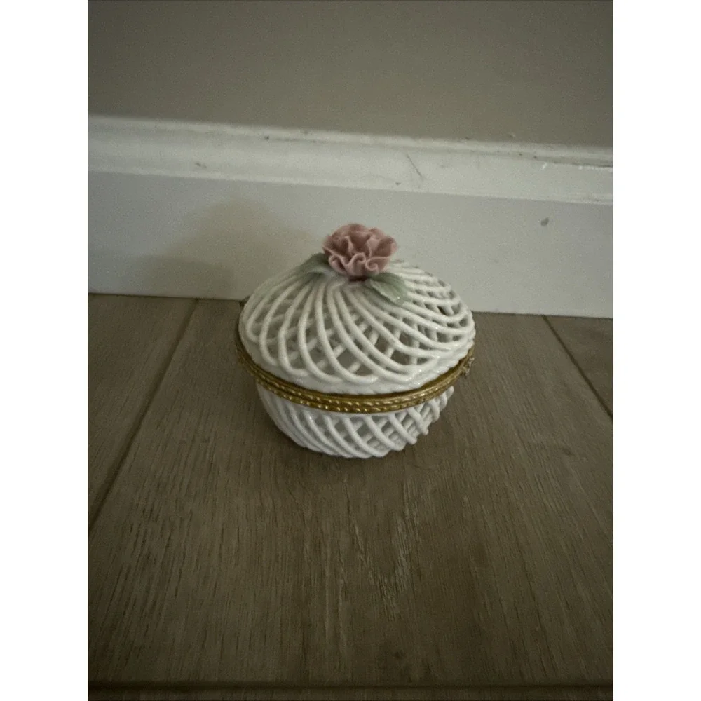 PORCELAIN PINK ROSE BASKET KEEPSAKES KEEPER - BEAUTIFUL Hinged Trinket Box